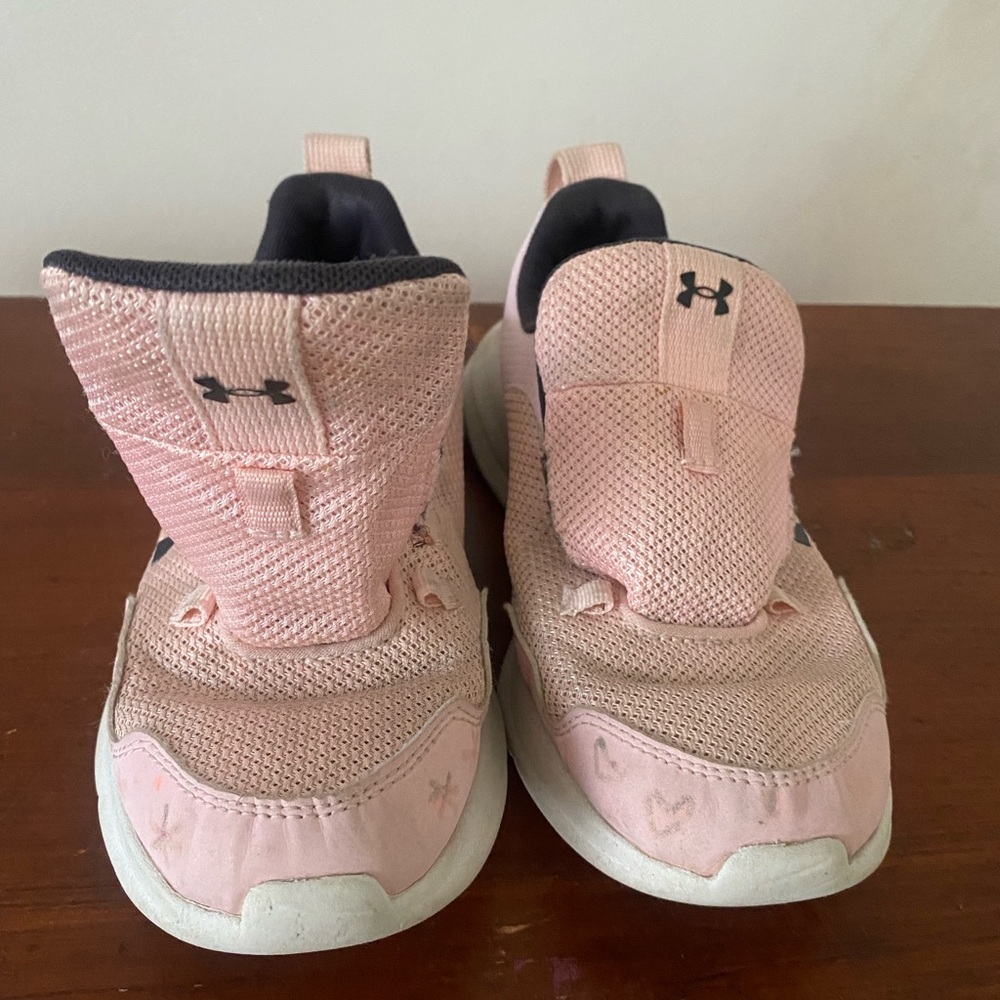 It has a bit of graffiti on it been worn a couple of times it’s missing shoelace